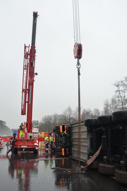 VU LKW umgestuerzt A 3 Rich Frankfurt AS Koenigsforst P440.JPG - Miklos Laubert